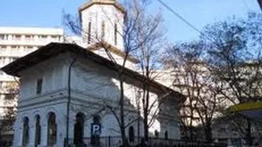 Înghesuială pe mâncare la Huși: Sute de oameni s-au îmbulzit la Hramul Episcopiei, cu ocazia Sfinților Petru și Pavel