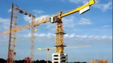 Protest la înălțime în București: Un bărbat s-a urcat pe o macara din zona Casei Presei