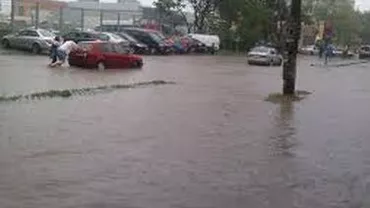 Semafoare defecte și bulevarde inundate în București în urma ploilor