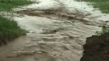 Vaslui: 3.000 de persoane izolate, după ce un drum județean a fost rupt de ape