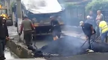Asfaltări în bătaie de joc, la Mediaș: Mai mulți muncitori au reparat o stradă pe ploaie (VIDEO)