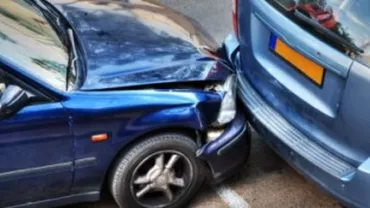 Sibiu: Trei persoane au fost rănite în coliziunea a două autoturisme