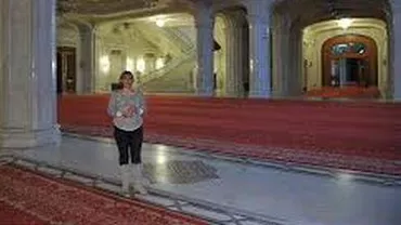 Angajata din Parlament prinsă furând de la colege, fostă șefă de cabinet care a avut acces la dosarele spionilor