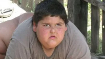 Un băiat de 6 ani din Dolj cântărește 120 de kilograme și nu poate vorbi sau merge (VIDEO)