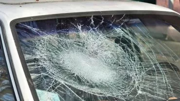 Mehedinți: Un bărbat a aruncat cu pietre în șapte mașini după ce a aflat că soția îl înșeală