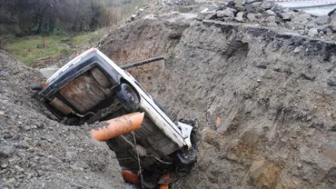 Constanța: Un bărbat a aruncat o autoutilitară a patronului său într-o prăpastie