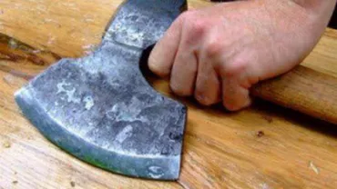 Dâmbovița: Un bărbat și-a ucis prietenul de pahar cu toporul