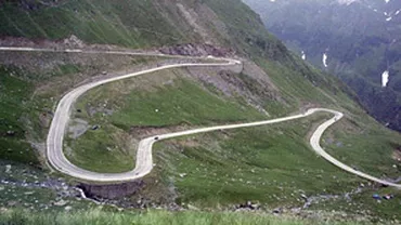 Un autovehicul a căzut într-o prăpastie pe Transfăgărăşan