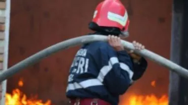 Incendiu puternic la o fermă din Florești: Peste 100 de animale și zeci de tone de furaje au luat foc