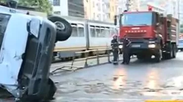 O dubă s-a răsturnat pe linia tramvaiului 41 din Capitală