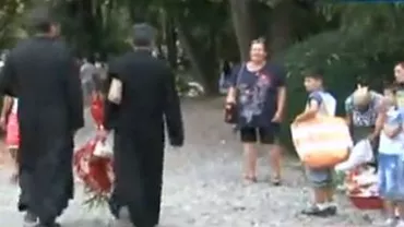 Enoriașii, nemulțumiți că nu mai au voie să facă grătare și să asculte manele în curtea Mănăstirii Curtea de Argeș