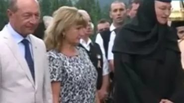 Traian și Maria Băsescu, la slujba religioasă de la Izvoru Mureșului: Președintele a primit cu lacrimi în ochi un tricolor