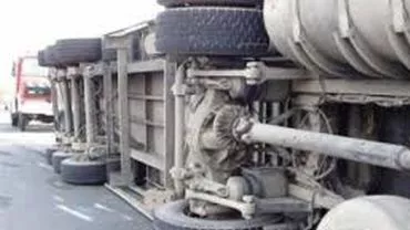 Accident cu trei autotrenuri pe DN1, la ieșire din Sebeș: Un șofer a fost rănit, traficul este restricționat