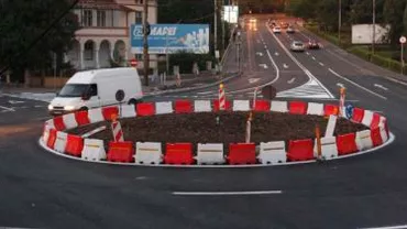 Într-o comună din județul Tulcea a fost construit un sens giratoriu în care nu încap mașinile: Primarul susține că este ”de probă” (VIDEO)