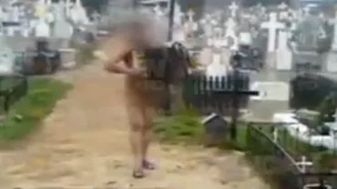 Spectacol de zile mari în cimitir: Un lăutar cântă la acordeon gol pușcă (VIDEO)