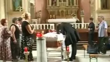 Surorile Gabor, sfâşiate de durere la priveghiul mamei lor, la Bacău