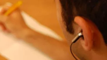 Un absolvent de liceu și-a dat telefonul pe speaker în timpul examenului de bacalaureat: Întreaga sală a auzit cum i se dictau rezolvările