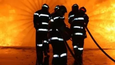 Trei case, cuprinse de flăcări în Sintești, Ilfov: Două persoane au fost intoxicate cu fum