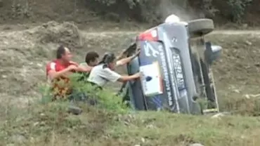 O bătrână de 80 de ani a ajutat un echipaj de raliu să pună pe roți o mașină răsturnată (VIDEO)
