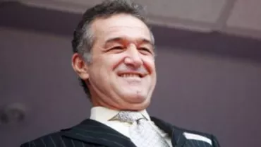 Noi imagini cu Gigi Becali la Jilava: Latifundiarul, surprins la bustul gol în curtea penitenciarului (FOTO)