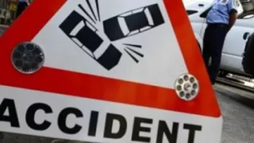 Bistrița: O mașină a intrat în coliziune cu un autocar care transporta 22 de persoane