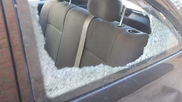 Un elev din Constanţa s-a răzbunat pe profesoara care l-a lăsat corigent, avariindu-i grav maşina