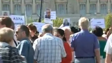 Drama lui Ionuț scoate bucureștenii în stradă: Peste 300 de oameni, adunați în fața Palatului Parlamentului