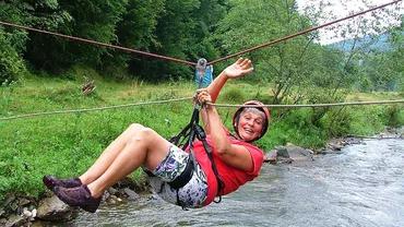 Braşov: O turistă a intrat în comă după ce a căzut de pe o tiroliană, în stațiunea Bran