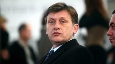 Răzgândelile lui Crin Antonescu: Liderul PNL îşi schimbă declaraţiile politice în funcţie de interese