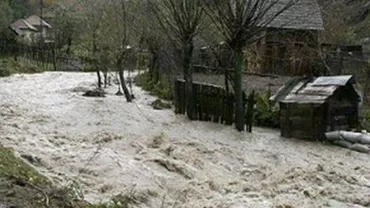 Vaslui: 15 locuinţe şi 50 de gospodării inundate în urma unei viituri