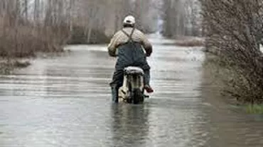 Galaţi: Două drumuri blocate şi trafic feroviar suspendat pe ruta Galaţi-Bârlad în urma inundaţiilor