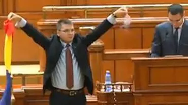 Victor Ponta, huiduit în plenul Parlamentului: „Ponta trădătorul, salvați tricolorul!” (VIDEO)