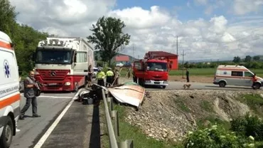 Iași: Un mort și 3 răniți, după ce o maşină a intrat într-un autotren iar acesta într-o căruţă