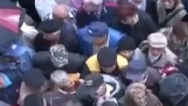 Lugoj: Pensionarii s-au călcat în picioare pentru a obține un bilet la bal (VIDEO)