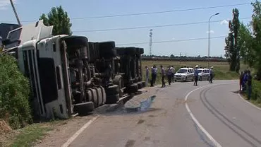 Un TIR s-a răsturnat pe DN 6: Circulația în zonă este oprită