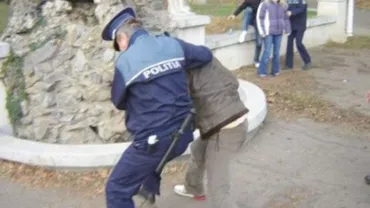 Doi polițiști, răniți la Sintești, după ce au fost atacați de romi cu furci și topoare