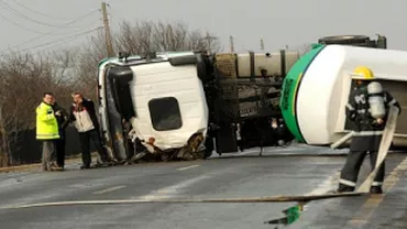 O cisternă cu combustibil s-a răsturnat în Sălaj: Șoferul a fost rănit
