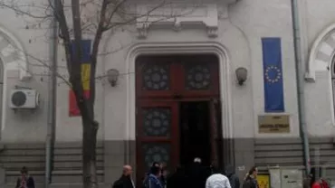 Un deținut și-a tăiat gâtul în plină sală de judecată în București: Bărbatul se află în stare bună și a fost deja imobilizat de forțele de ordine