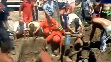 Ialomița: Doi muncitori, prinși sub un mal de pământ. Unul a fost dat dispărut