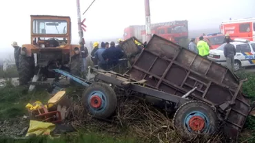 Suceava: Un mort şi 3 răniţi după ce un autoturism a intrat în remorca unui tractor
