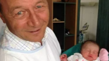 Preşedintele Traian Băsescu se mândreşte cu nepoţica sa pe Facebook (FOTO)