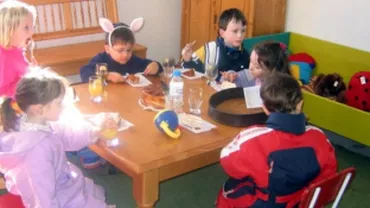 Alimente expirate la mai multe grădinițe, în care femeile de serviciu serveau masa copiilor