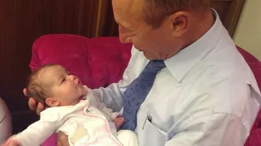 Sofia Anais, de vorbă cu bunicul: Elena Băsescu a postat o nouă fotografie cu preşedintele alături de nepoata sa (FOTO)