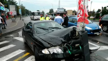 Câmpulung Moldovenesc: Un tânăr a murit, iar alți doi sunt grav răniți, după ce au intrat cu mașina într-un stâlp