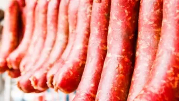 Cârnați românești, interziși în spațiul comunitar după ce a fost descoperit în compoziția acestora un colorant nedeclarat de producător