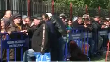 Sute de oameni, la coadă pentru ajutoarele de la Uniunea Europeană (VIDEO)