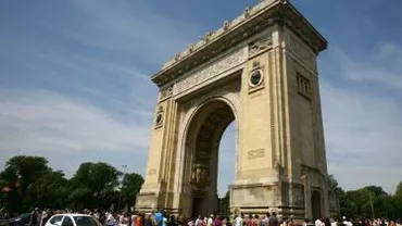 Un șofer bucureștean s-a izbit cu mașina de Arcul de Trimuf (VIDEO)