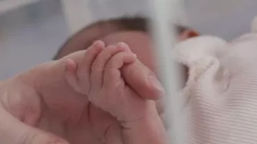 Bacău: Doi copii, de șapte luni și doi ani, găsiți abandonați pe treptele maternității