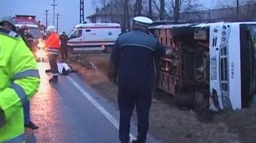 Un autobuz s-a răsturnat în Timiș: Două persoane sunt încarcerate