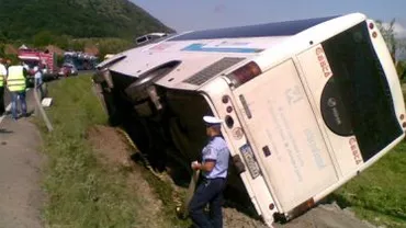 Un autocar s-a răsturnat pe DN 7: Două persoane au fost rănite ușor